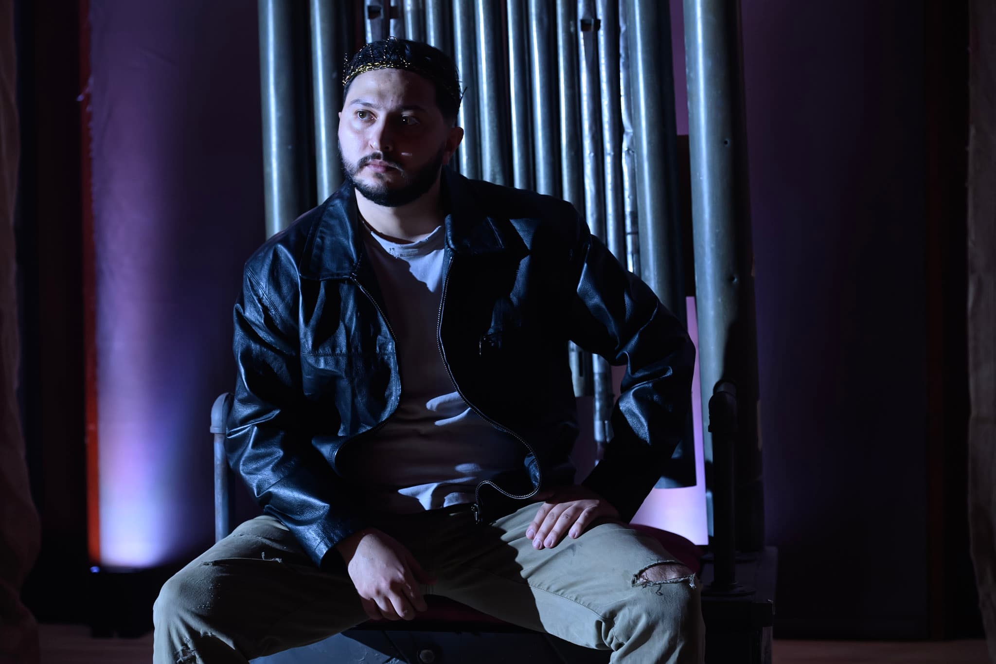 Emin Ismayilov as Idomeneo, crowned and in a leather jacket, seated on a throne built from organ pipes